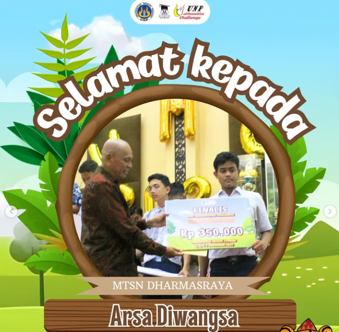Arsa receiving an award at MTsN Dharmasraya